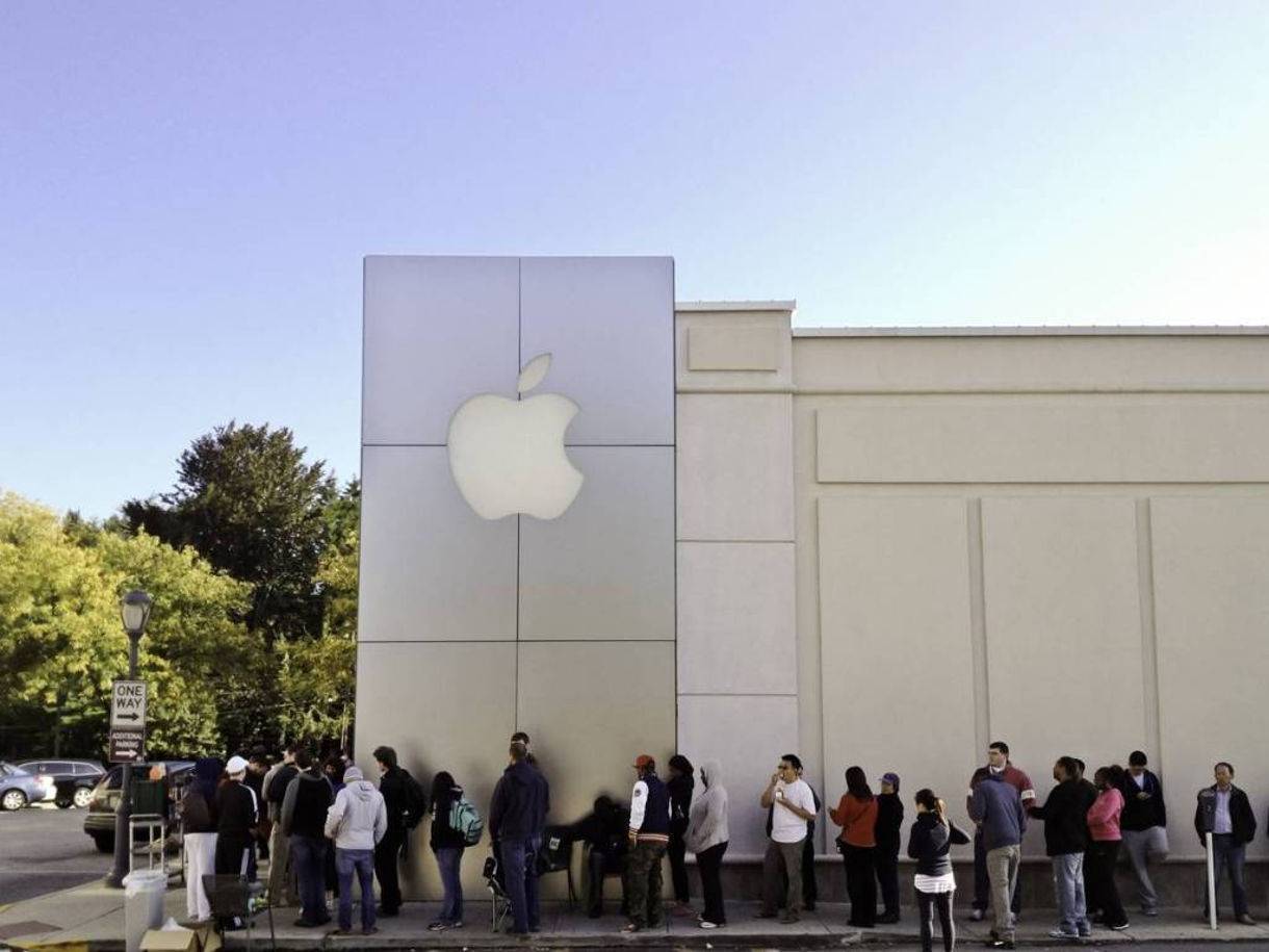 large crowd lining up outside an Apple Store